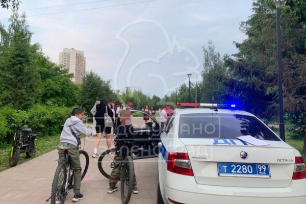 Курьер на электровелосипеде сбил 6-летнюю девочку в пешеходной зоне Курьер на электровелосипеде сбил 6-летнюю девочку в пешеходной зоне