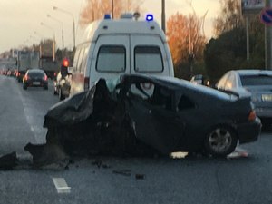 Автомобиль врезался в столб на Ленинградском шоссе: водитель скончался