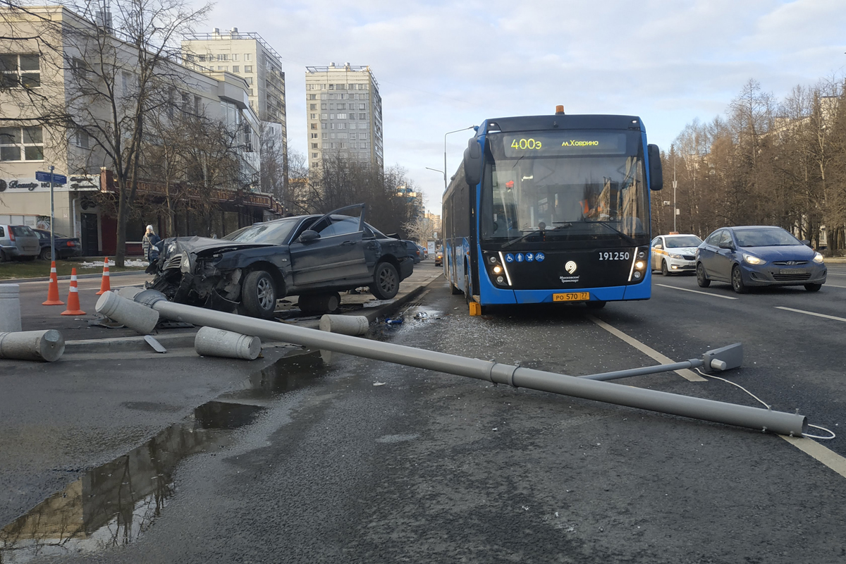 Зеленоград, новости: Автомобиль снес столб на Центральном проспекте