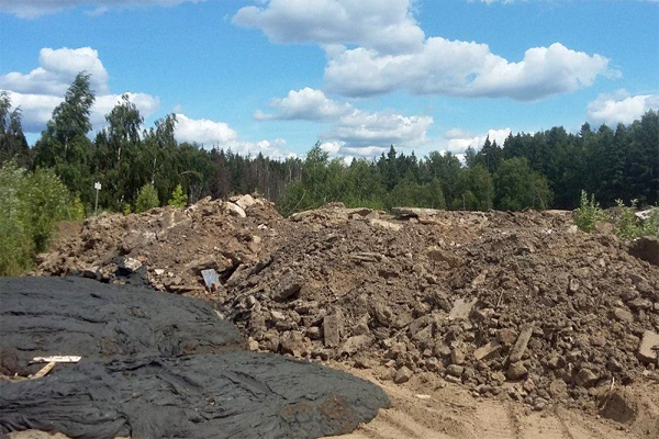 Грунт со дна пруда в Зеленограде незаконно сваливали у Черной грязи Грунт со дна пруда в Зеленограде незаконно сваливали у Черной грязи