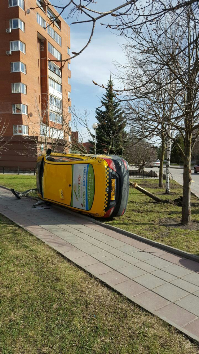 Зеленоград, новости: Такси с пьяным водителем перевернулось в МЖК